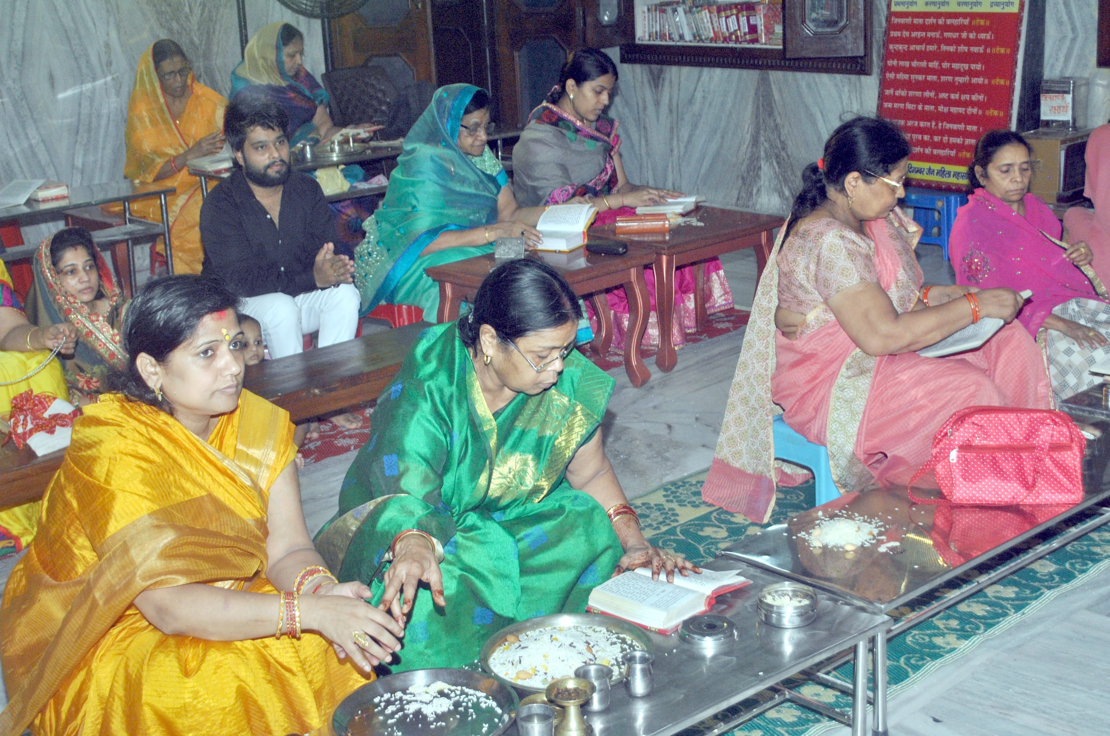 शामली जैन धर्मशाला में दक्षलक्षण पर्व पर पूजन करती जैन समाज की महिलाएं शामली जैन धर्मशाला में दक्षलक्षण पर्व पर पूजन करती जैन समाज की महिलाएं
