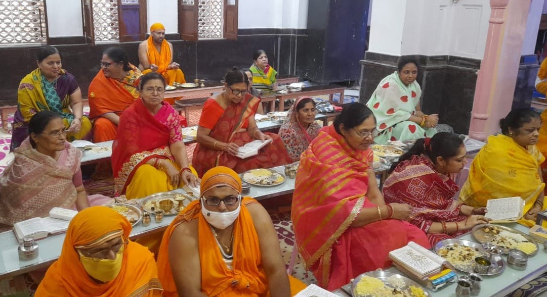 शामली तलाब रोड जैन धर्मशाला में दक्षलक्षण पर्व पर पूजन करती जैन समाज की महिलाएं शामली तलाब रोड जैन धर्मशाला में दक्षलक्षण पर्व पर पूजन करती जैन समाज की महिलाएं