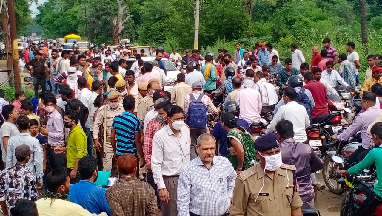 सड़क पर लगा लंबा जाम व प्रशासन मौजूद सड़क पर लगा लंबा जाम व प्रशासन मौजूद