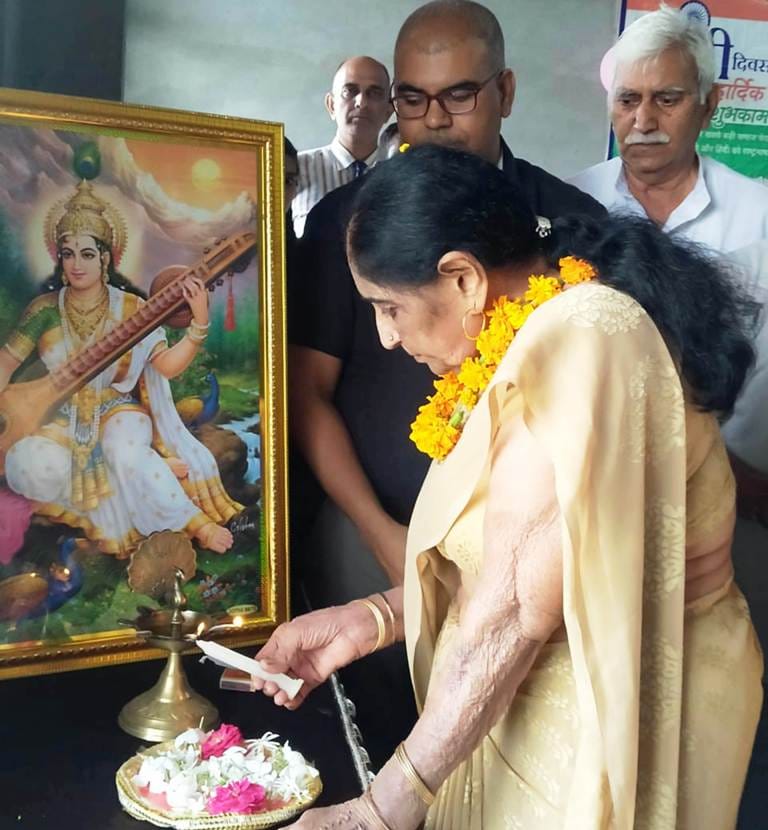 ंगोह में दीप प्रज्जवलित कर कार्यक्रम का शुभारंभ करती सरोज देवी