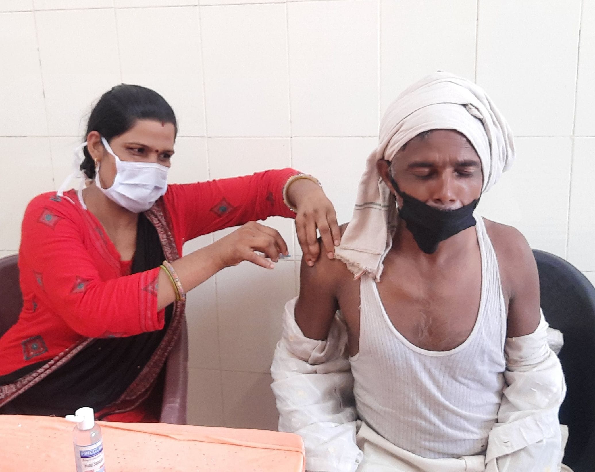 कानपुर के रसूलाबाद मैटरनिटी विंग में बुजुर्ग को वैक्सीन लगाती स्वास्थ्य कर्मी। (संवाद) कानपुर के रसूलाबाद मैटरनिटी विंग में बुजुर्ग को वैक्सीन लगाती स्वास्थ्य कर्मी। (संवाद)