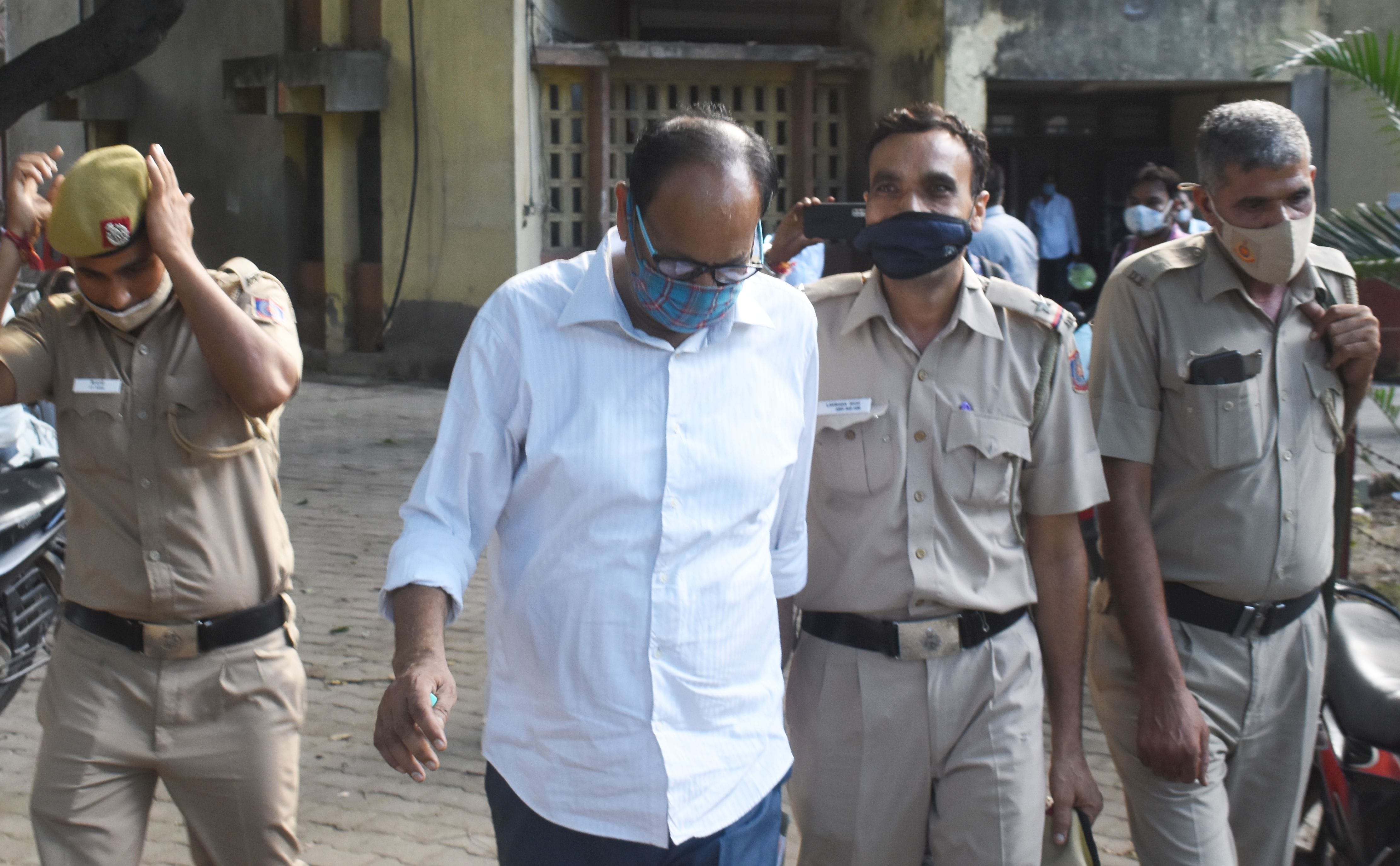 मुकदमे में विवेचक रहे सजायाफ्ता दरोगा को पेशी के लिए लेकर जाती दिल्ली पुलिस। संवाद मुकदमे में विवेचक रहे सजायाफ्ता दरोगा को पेशी के लिए लेकर जाती दिल्ली पुलिस। संवाद