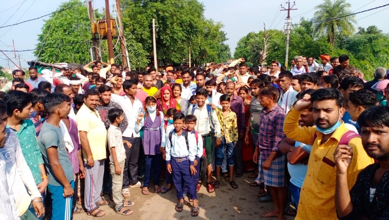 सड़क पर जाम लगाए स्थानीय लोग सड़क पर जाम लगाए स्थानीय लोग