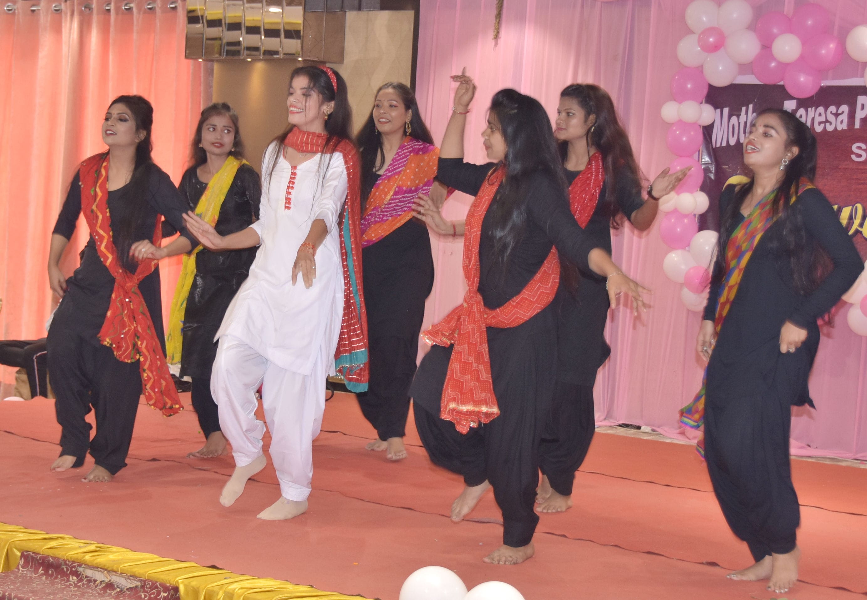 दिल्ली रोड़ स्थित एक सभागार में मदर टैरिसा पैरामेडिकल कॉलेज के कार्यक्रम में प्रस्तुति देती छात