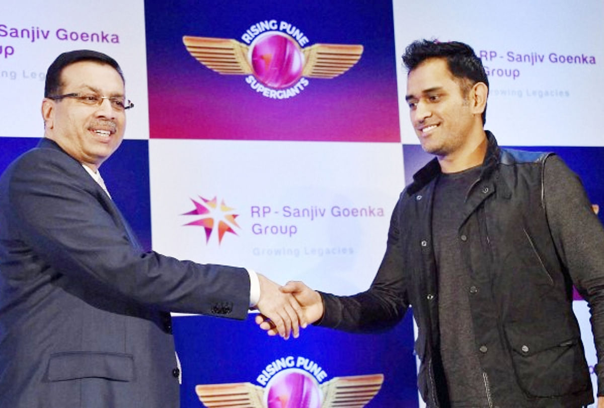 RPSG ग्रुप के चेयरमैन संजीव गोयनका और धोनी।