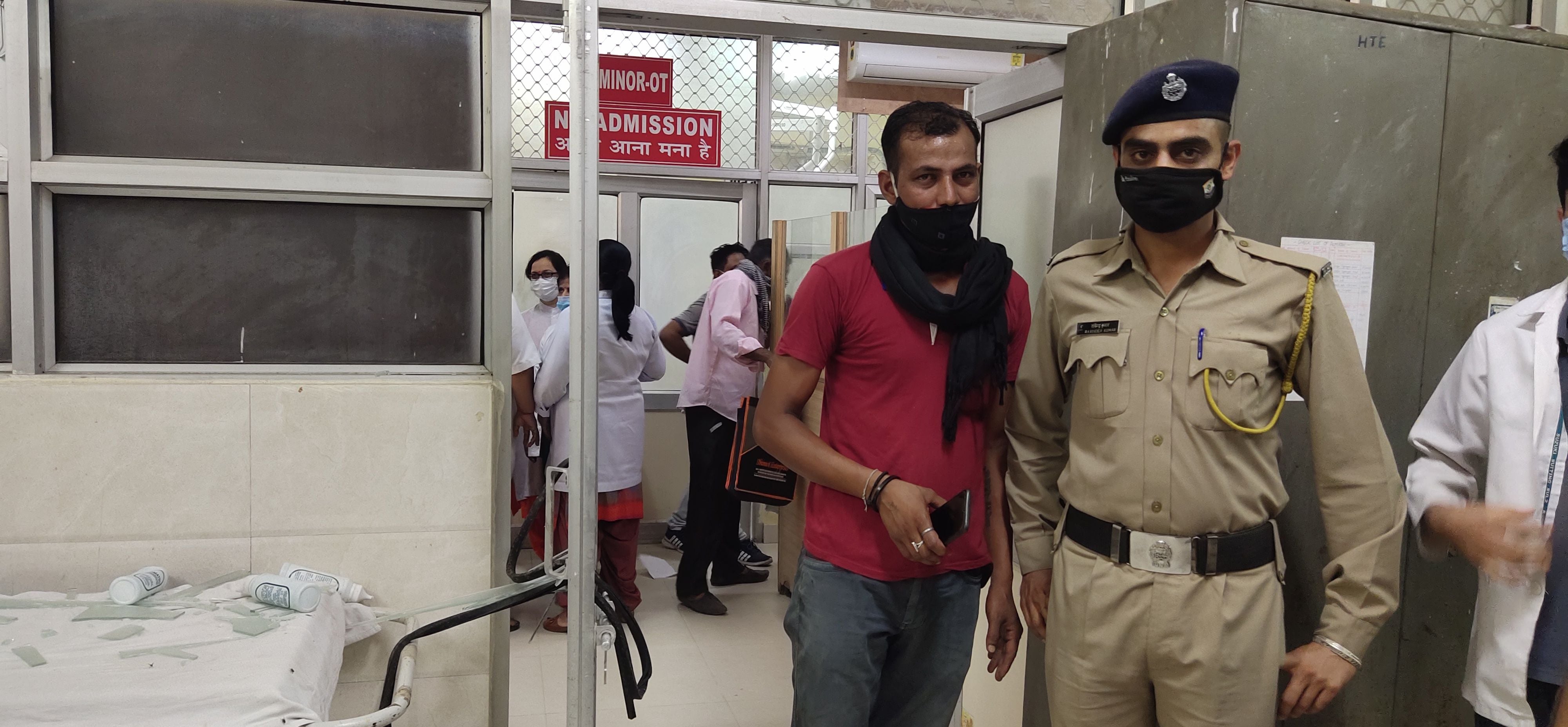 ऊना अस्पताल में मृतक के परिजनों ने आपातकालीन कक्ष में की तोड़ फोड की जांच करते पुलिस कर्मी