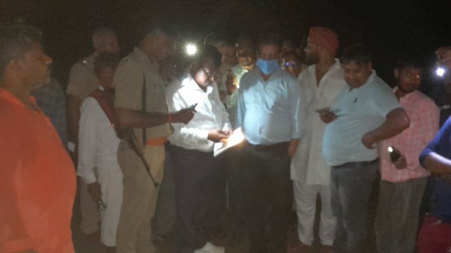  मऊ के  बाईसा तालाब में चार किशोरियों के डूबकर मरने के बाद मौके पर मोबाइल की रोशनी से लिखापढ़ी करते