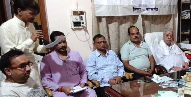 कासगंज के सोरों में काव्य गोष्ठी में काव्य पाठ करते कार्यक्रम संयोजक कवि मनोज मधुवन। कासगंज के सोरों में काव्य गोष्ठी में काव्य पाठ करते कार्यक्रम संयोजक कवि मनोज मधुवन।