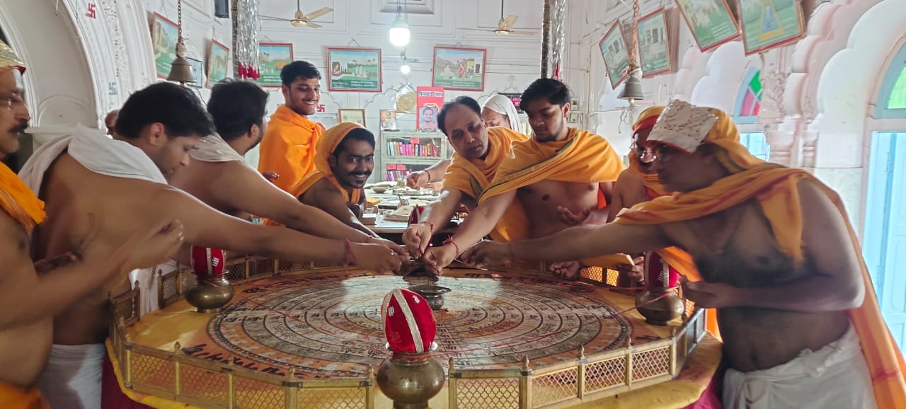 नकुड़ में पूजा अर्चना करते जैन श्रद्वालु नकुड़ में पूजा अर्चना करते जैन श्रद्वालु