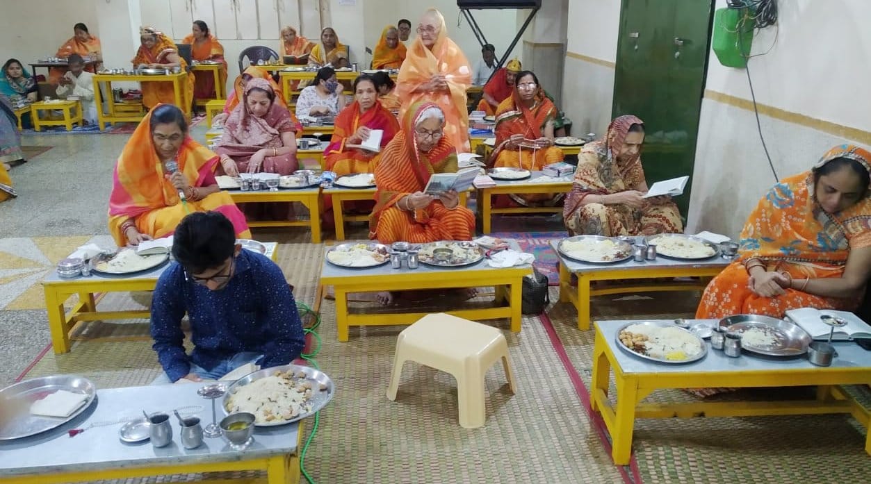 बड़ौत के श्री 1008 पार्श्वनाथ मंदिर नेहरू रोड़ पर दशलक्षणधर्म पर्व के पांचवे दिन पूजा करते जैन श्रद