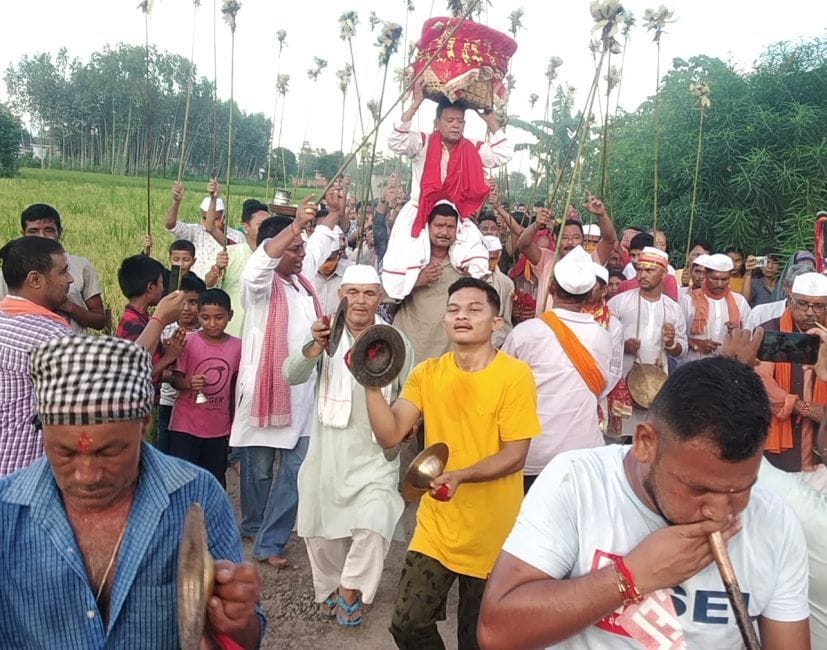 शांतिपुरी नंबर-2 में मां नंदा देवी का डोला ले जाते लोग। शांतिपुरी नंबर-2 में मां नंदा देवी का डोला ले जाते लोग।