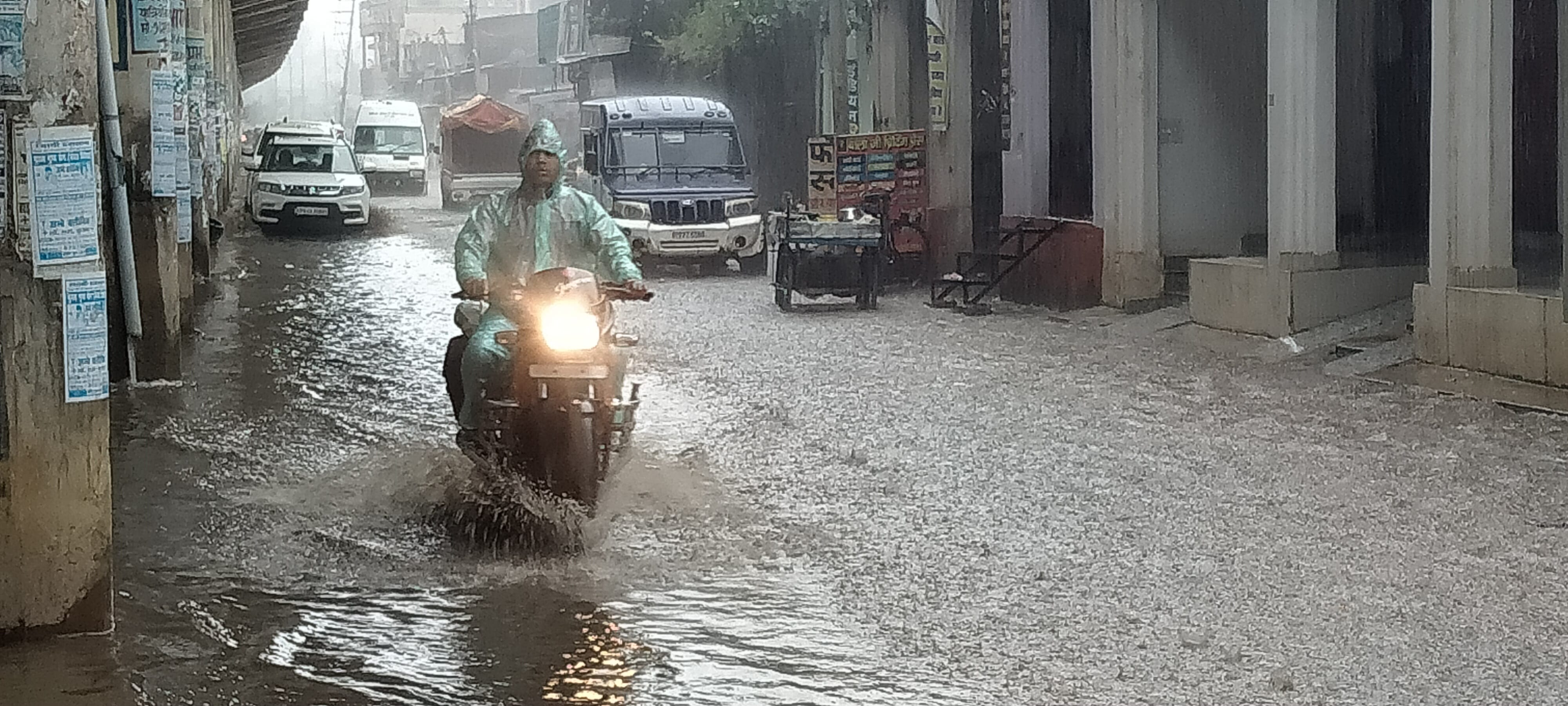 राबर्ट्सगंज नवीन सब्जी मंडी के समीप सड़क पर जमा बारिश का पानी। राबर्ट्सगंज नवीन सब्जी मंडी के समीप सड़क पर जमा बारिश का पानी।