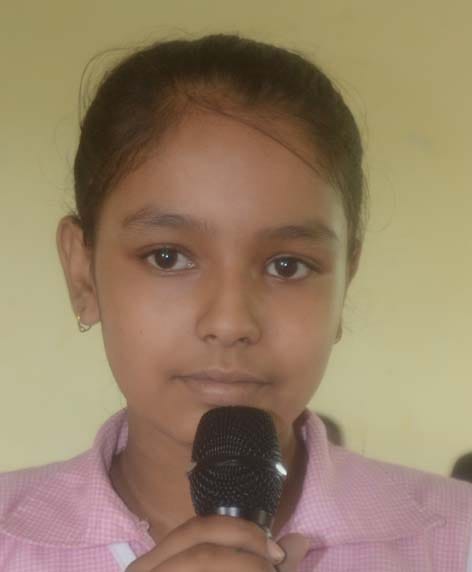 बागपत के एनएस पब्लिक स्कूल काठा में हिंदी दिवस पर आयोजित कार्यक्रम में कविता सुनाती छात्रा