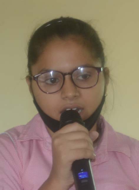 बागपत के एनएस पब्लिक स्कूल काठा में हिंदी दिवस पर आयोजित कार्यक्रम में कविता सुनाती छात्रा