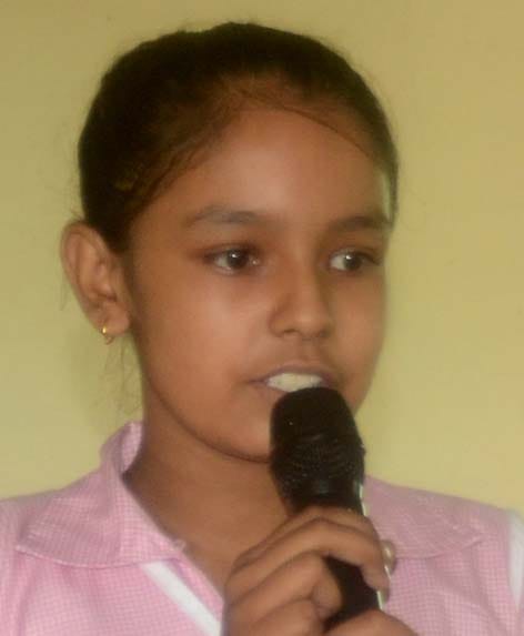 बागपत के एनएस पब्लिक स्कूल काठा में हिंदी दिवस पर आयोजित कार्यक्रम में कविता सुनाती छात्रा