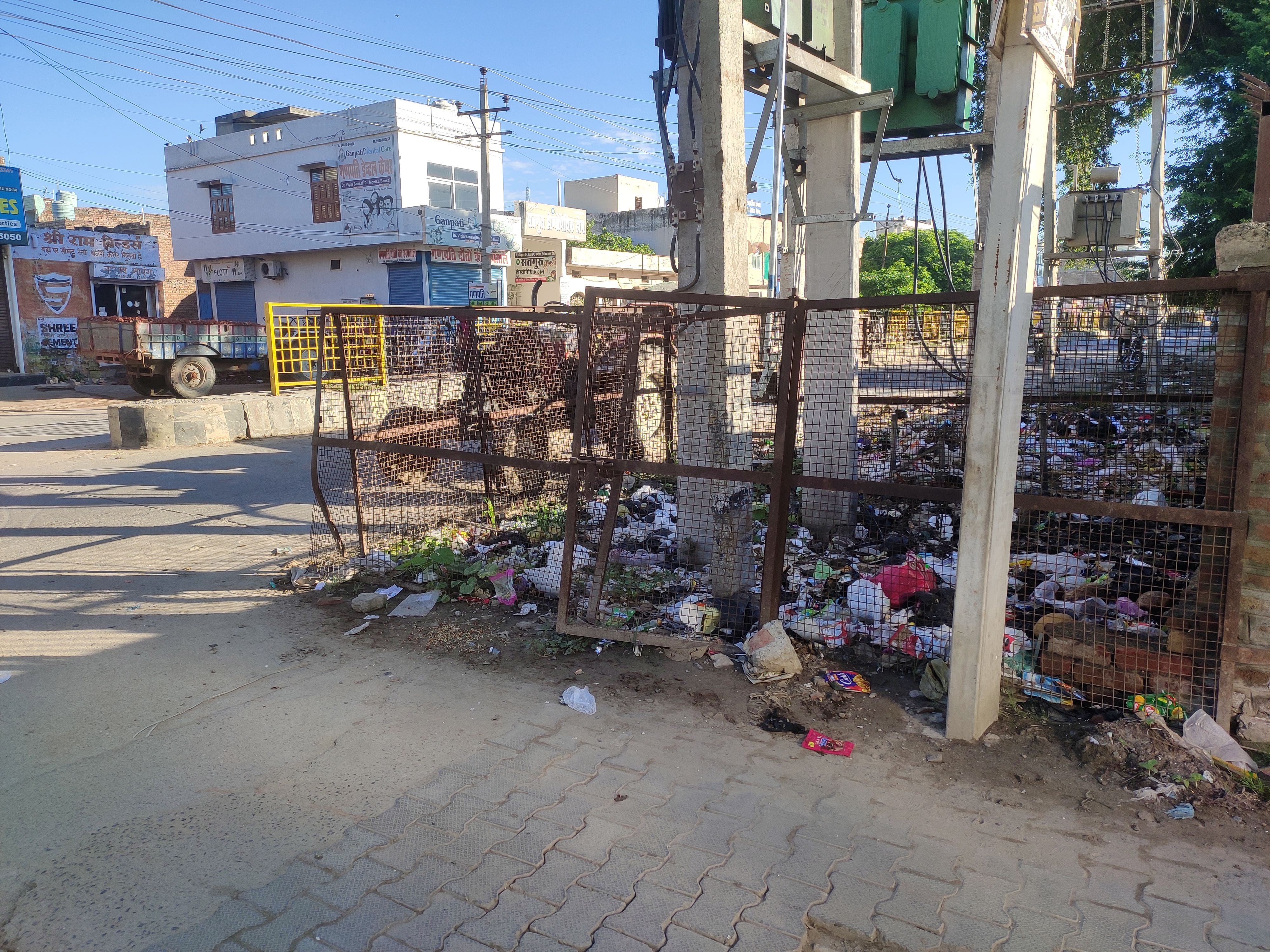 भट्टू रोड पर मुख्य रास्ते के साथ बनाया गया डंपिंग प्वाइंट।