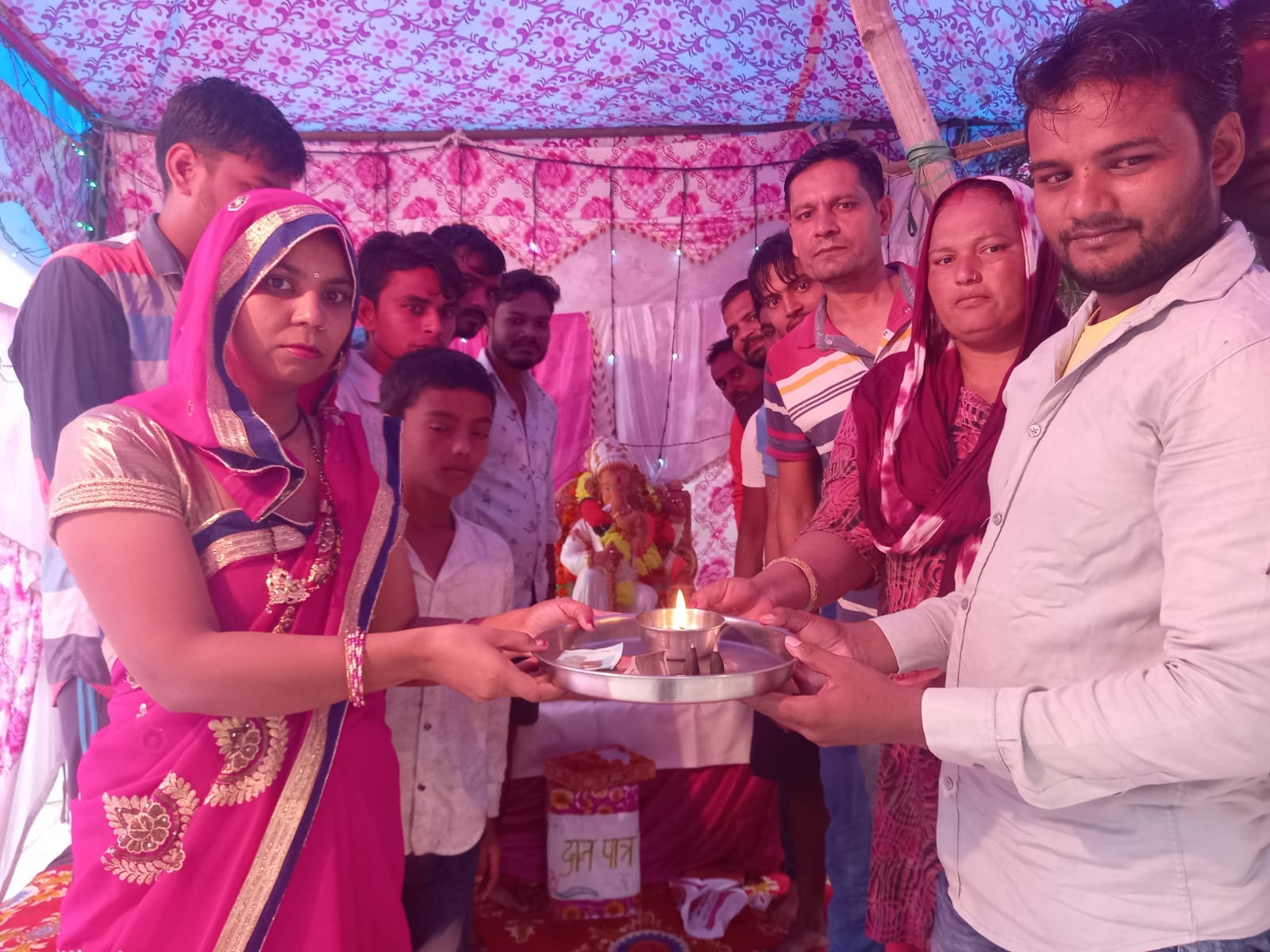 बागपत के भजन विहार कालोनी में भगवान गणेश की आरती करते भक्त