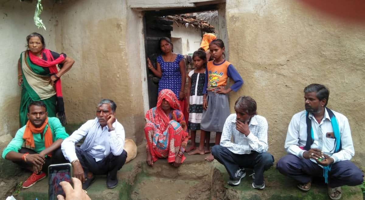 घटना के बाद गमगीन माहौल में बैठे परिजन घटना के बाद गमगीन माहौल में बैठे परिजन