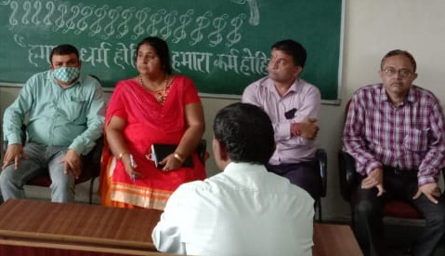 नजीबाबाद के एनआईआईटी में हिंदी संगोष्ठी में भाग लेते शिक्षक। नजीबाबाद के एनआईआईटी में हिंदी संगोष्ठी में भाग लेते शिक्षक।