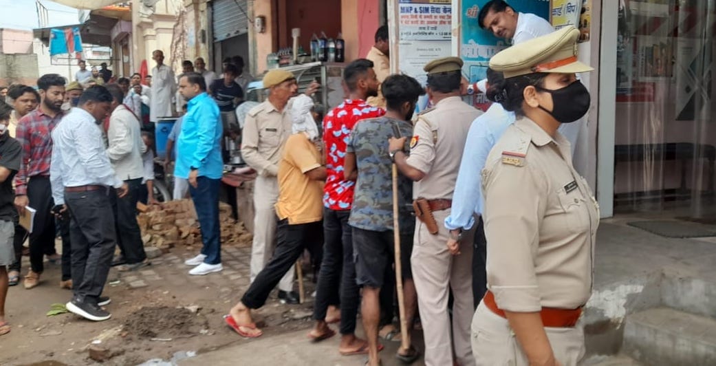 कांधला में अतिक्रमण हटवाते नगर पालिका कर्मचारी व पुलिसकर्मी कांधला में अतिक्रमण हटवाते नगर पालिका कर्मचारी व पुलिसकर्मी