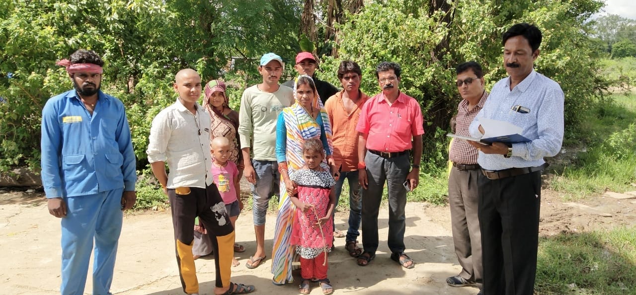 परिजनों के स्वास्थ्य की जानकारी लेते नगर स्वास्थ अधिकारी डॉ. राजेश भारती