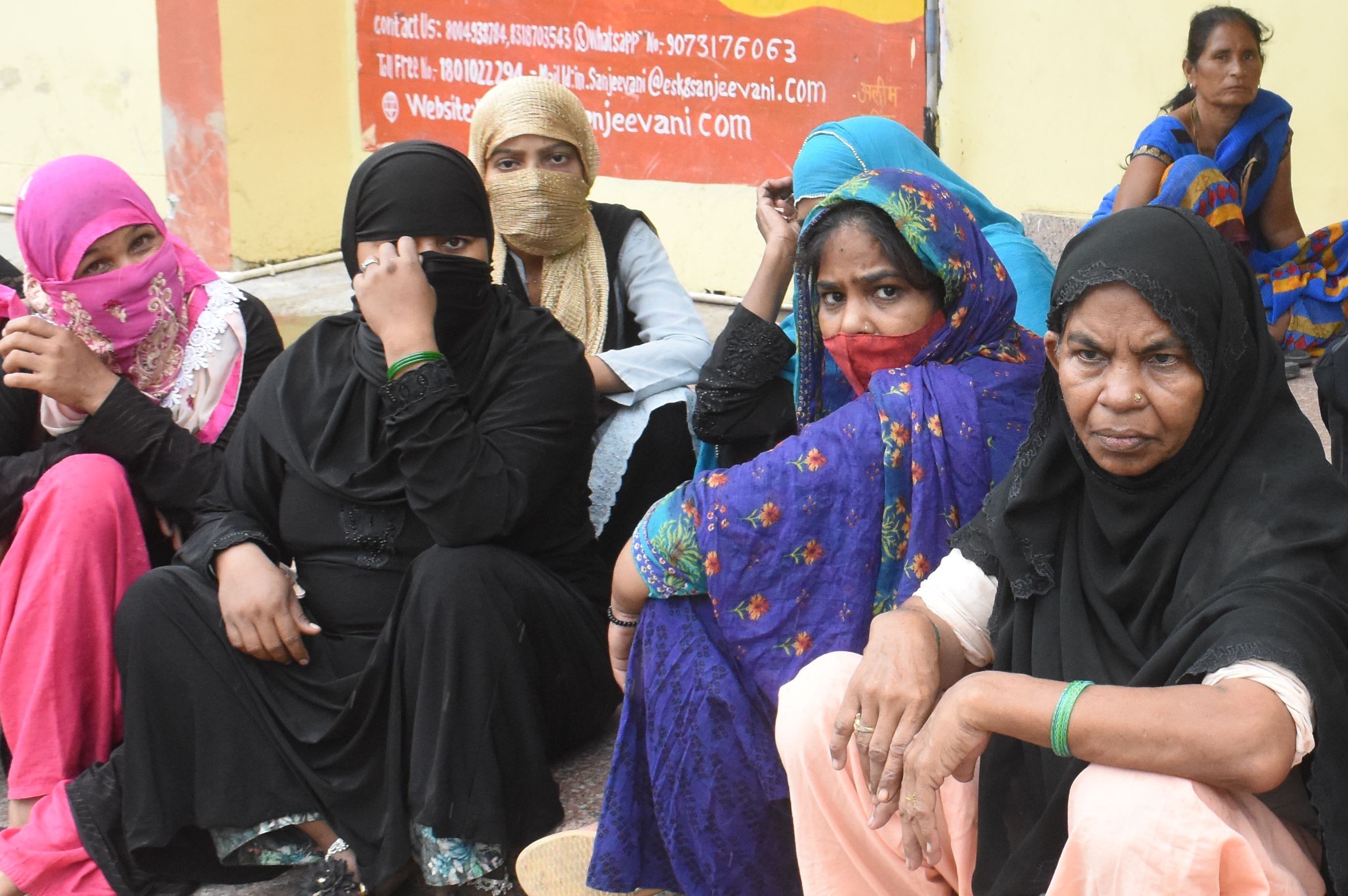 जिला अस्पताल की इमरजेंसी के बाहर गमगीन बैठी शेख अनवर के परिवार की महिलाएं। संवाद जिला अस्पताल की इमरजेंसी के बाहर गमगीन बैठी शेख अनवर के परिवार की महिलाएं। संवाद