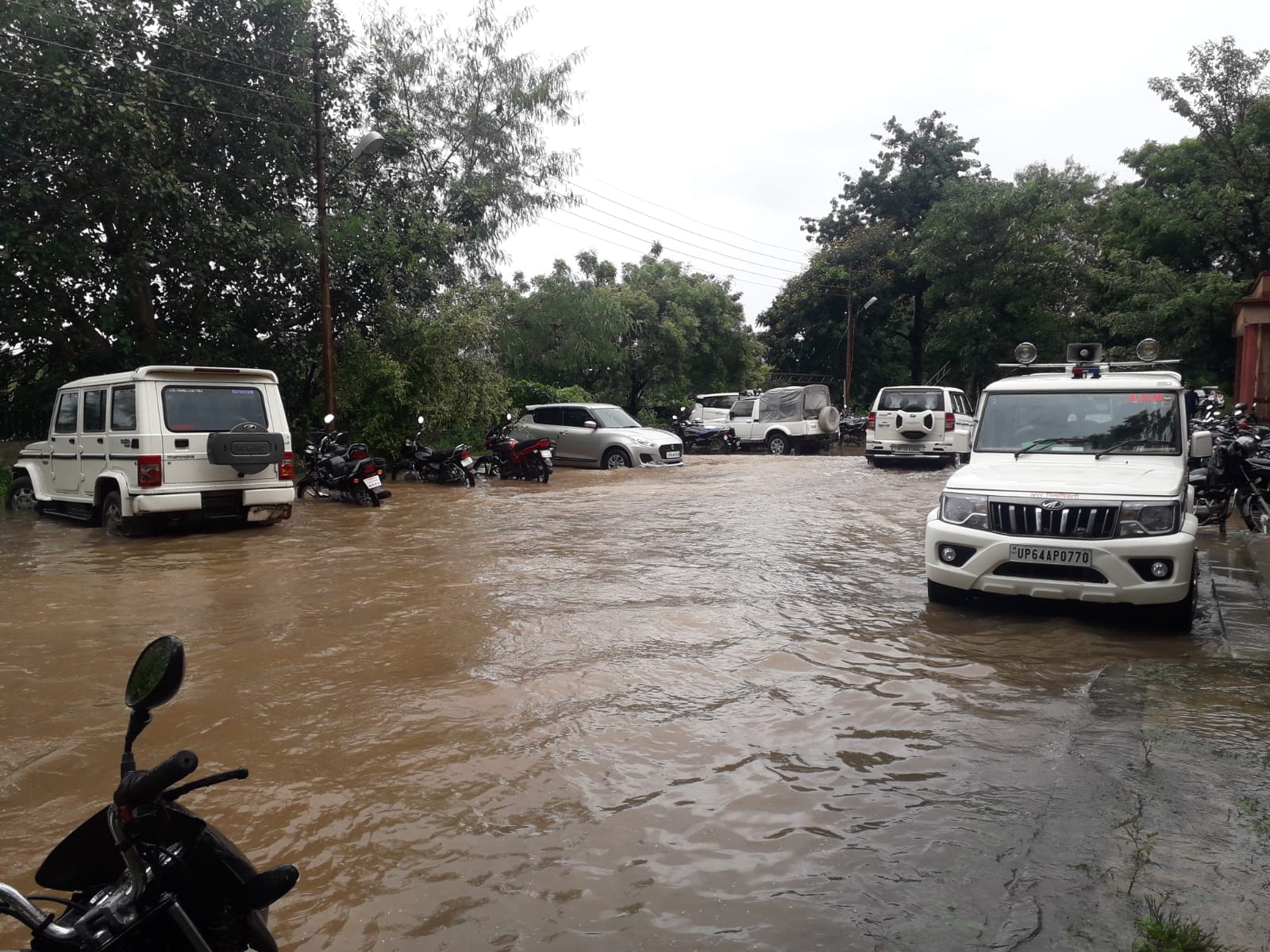 कलेक्ट्रेट परिसर में जमा बारिश का पानी। कलेक्ट्रेट परिसर में जमा बारिश का पानी।
