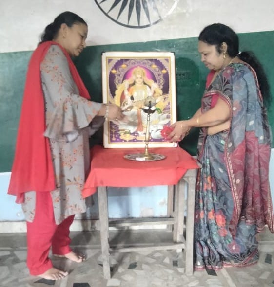 शामली हिन्दू कन्या इन्टर कॉलेज में आयोजित कार्यक्रम में माँ सरस्वती के चित्र पर पुष्पअर्पित करत शामली हिन्दू कन्या इन्टर कॉलेज में आयोजित कार्यक्रम में माँ सरस्वती के चित्र पर पुष्पअर्पित करत