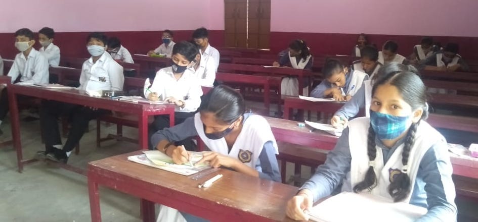 शामली सत्यनारयण इन्टर कॉलेज में हिन्दी विवस पर आयोजित निबंध लेखन प्रतियोगिता में भाग लेते छात्? शामली सत्यनारयण इन्टर कॉलेज में हिन्दी विवस पर आयोजित निबंध लेखन प्रतियोगिता में भाग लेते छात्?