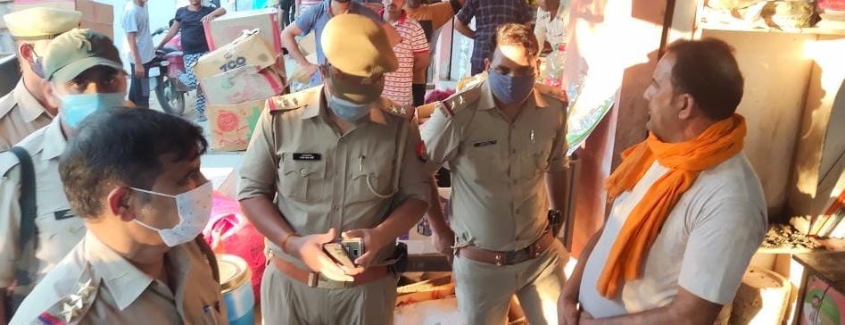 चौसाना में पुलिस चौकी के सामने  इलेक्ट्रोनिक्स की दुकान में  अज्ञात पार्सल में विस्फोट  होने के ब?