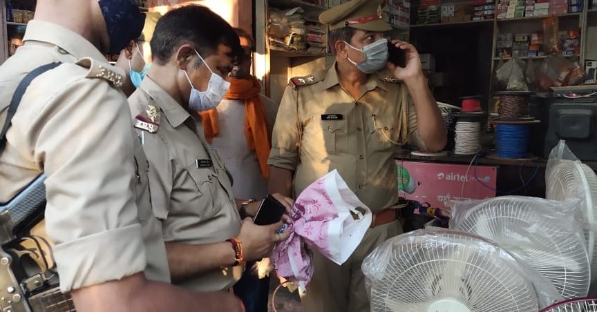 चौसाना में पुलिस चौकी के सामने  इलेक्ट्रोनिक्स की दुकान में  अज्ञात पार्सल में विस्फोट  होने के ब?