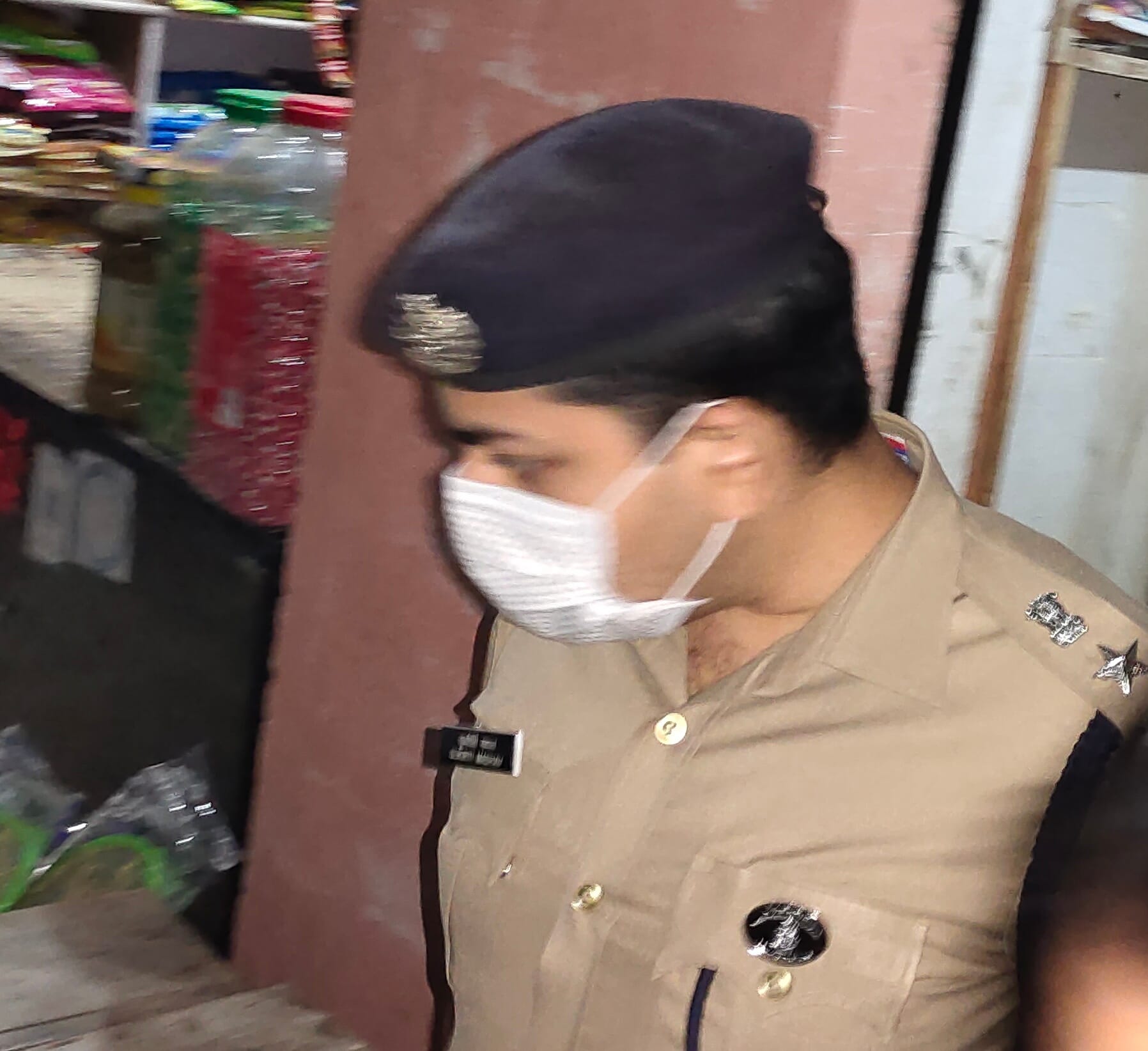 चौसाना में पुलिस चौकी के सामने  इलेक्ट्रोनिक्स की दुकान में  अज्ञात पार्सल में विस्फोट  होने के ब?