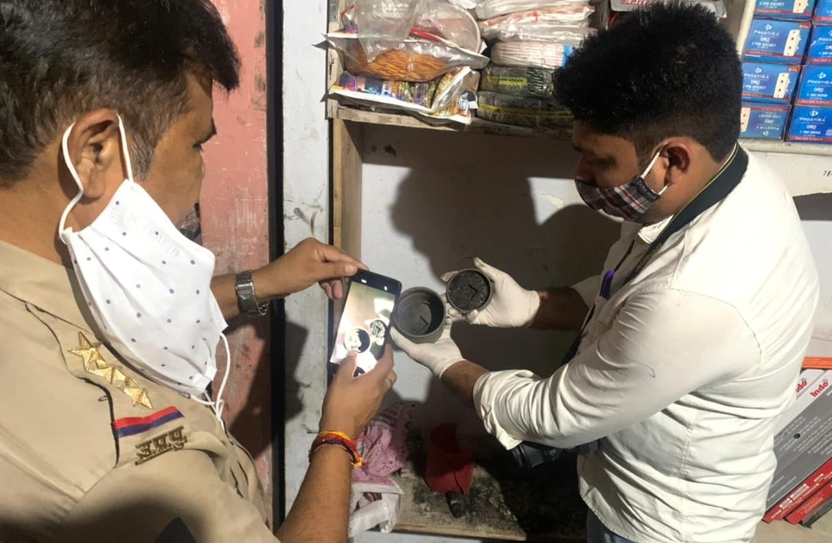 शामली जिले के चौसाना में पुलिस चौकी के सामने  इलेक्ट्रानिक्स की दुकान में रखे पार्सल में विस्फोट 