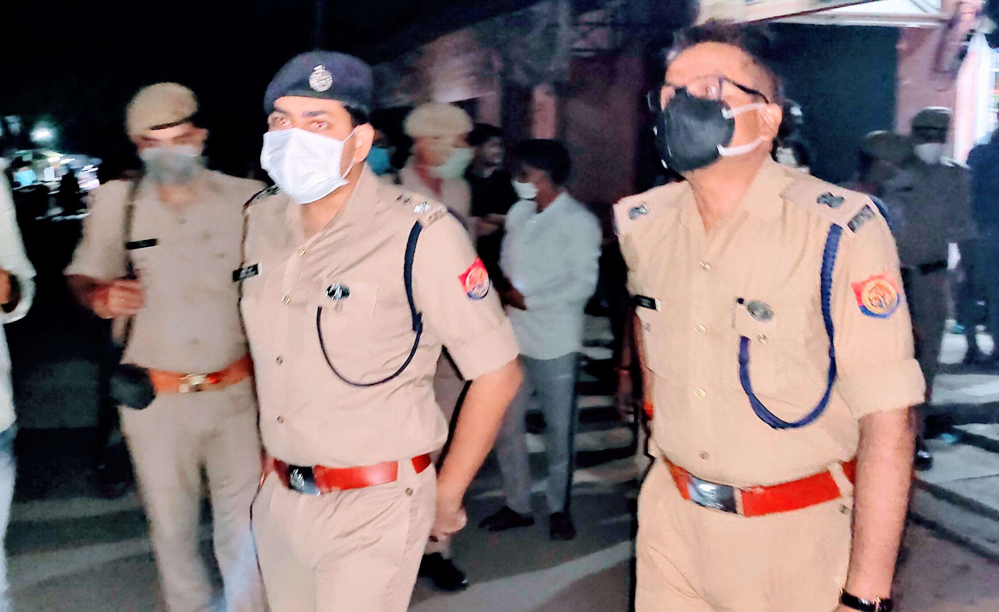 मंगलवार को शामली जिले के चौसाना में पुलिस चौकी के सामने  इलेक्ट्रॉनिक्स की दुकान में पार्सल में व