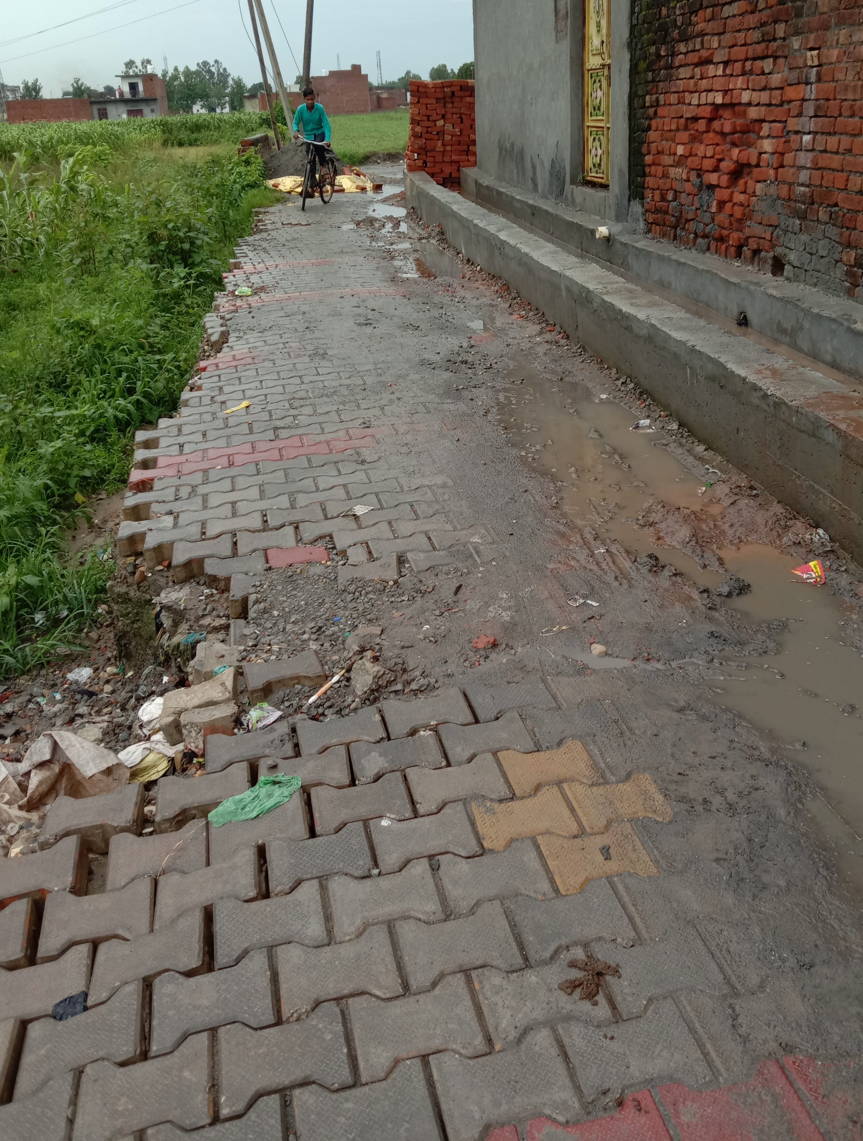 चकदेवली में नाला सड़क से ऊंचा बनाने की वजह से खराब हुई इंटरलॉकिंग टाइल्स की सड़क। चकदेवली में नाला सड़क से ऊंचा बनाने की वजह से खराब हुई इंटरलॉकिंग टाइल्स की सड़क।