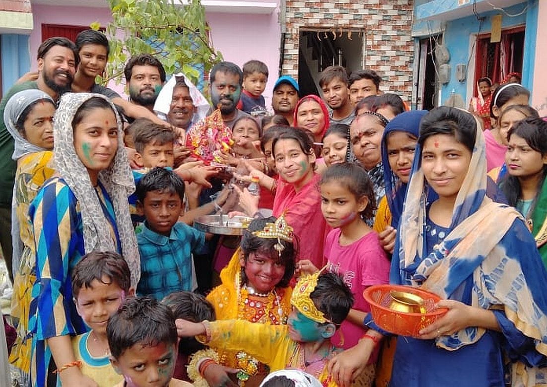 सुल्तानपुर पट्टी में कोसी नदी में गणेश मूर्ति का विसर्जन करने की तैयारी करते श्रद्धालु।