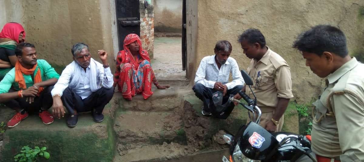 घटना की जांच करती पुलिस घटना की जांच करती पुलिस