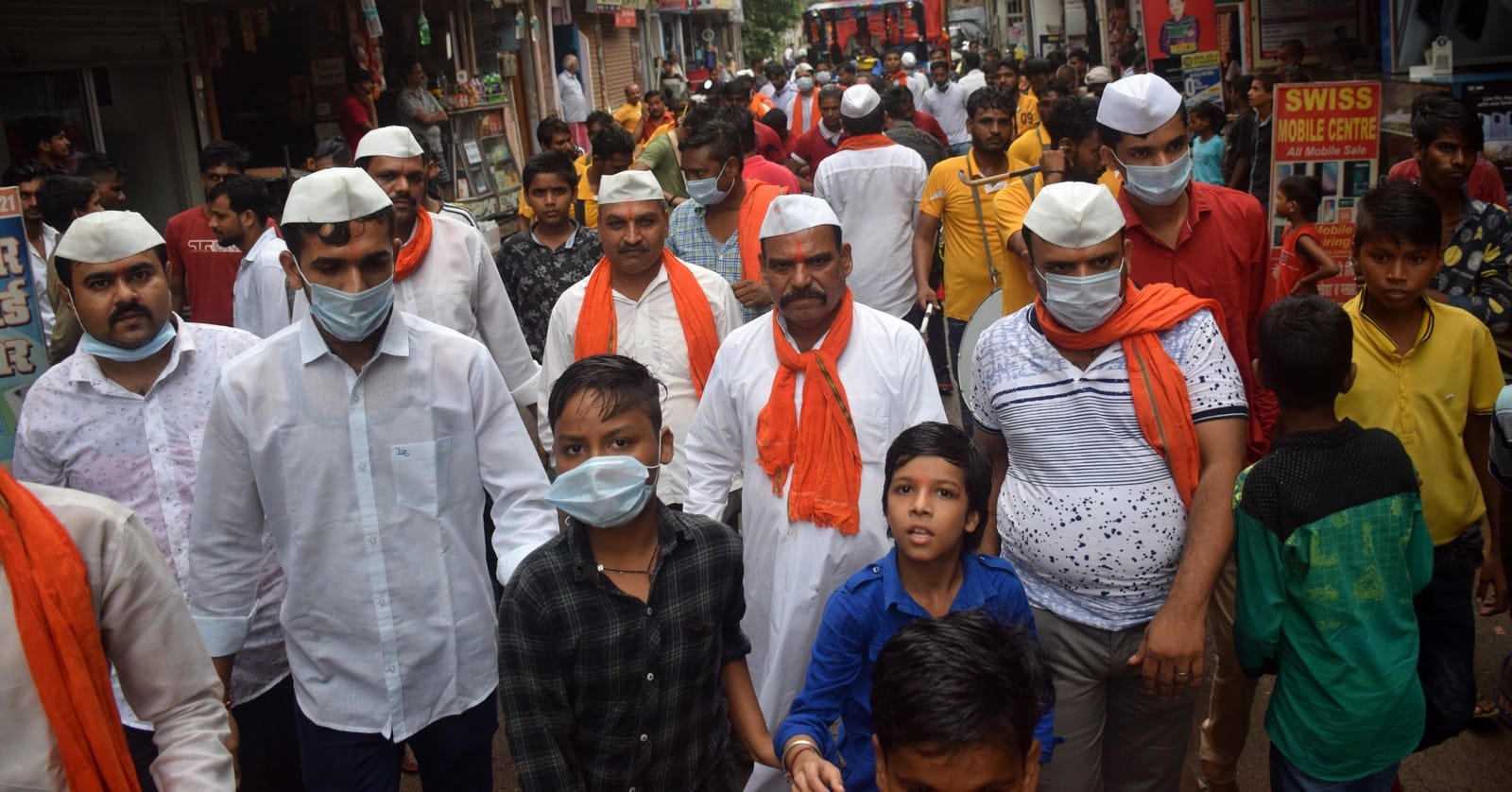 गणेश प्रतिमा का विसर्जन करने जाते श्रद्घालु। गणेश प्रतिमा का विसर्जन करने जाते श्रद्घालु।