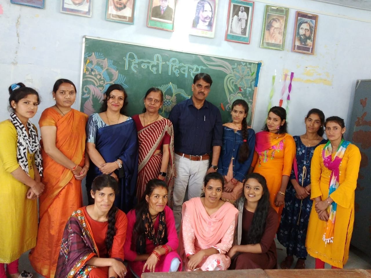 हिंदी दिवस के उपलक्ष्य में पीजी कालेज रानीखेत में मौजूद प्राध्यापक। संवाद हिंदी दिवस के उपलक्ष्य में पीजी कालेज रानीखेत में मौजूद प्राध्यापक। संवाद