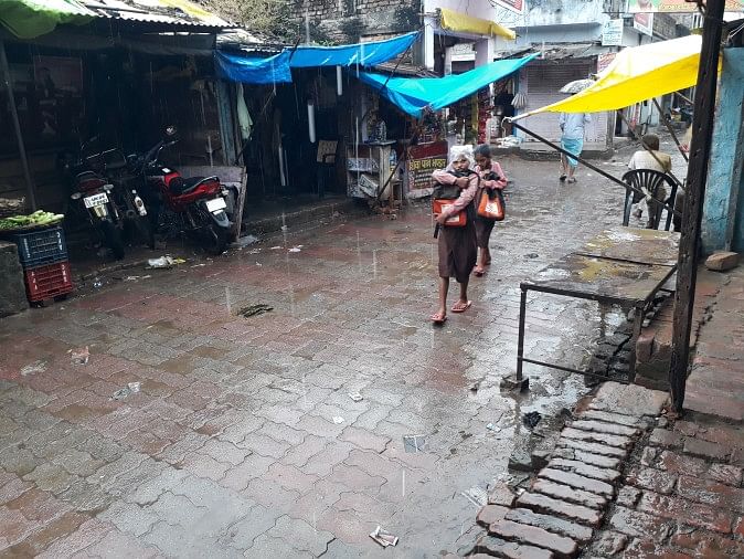 बरसात के बीच गुुुरुवार को जमुनहा में स्कूल जाते बच्चे