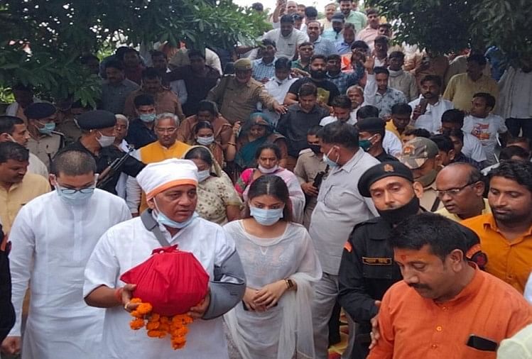 Uttarakhand News: Up Former Cm Kalyan Singh Ashes Immersed In Ganga River  At Haridwar - हरिद्वार: वीआईपी घाट पर गंगा में विसर्जित की गईं यूपी के  पूर्व मुख्यमंत्री स्व. कल्याण ...