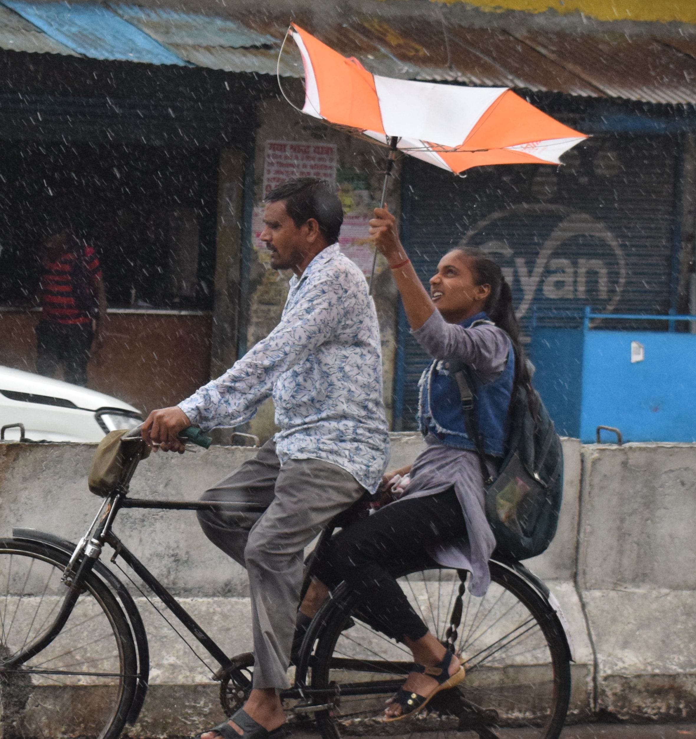 फोटो-9-सिनेमा चौराहे पर बारिश की बौछारों व तेज हवाओं के बीच कुछ यूं पलट गया साइकिल पर जाती छात्रा क? फोटो-9-सिनेमा चौराहे पर बारिश की बौछारों व तेज हवाओं के बीच कुछ यूं पलट गया साइकिल पर जाती छात्रा क?