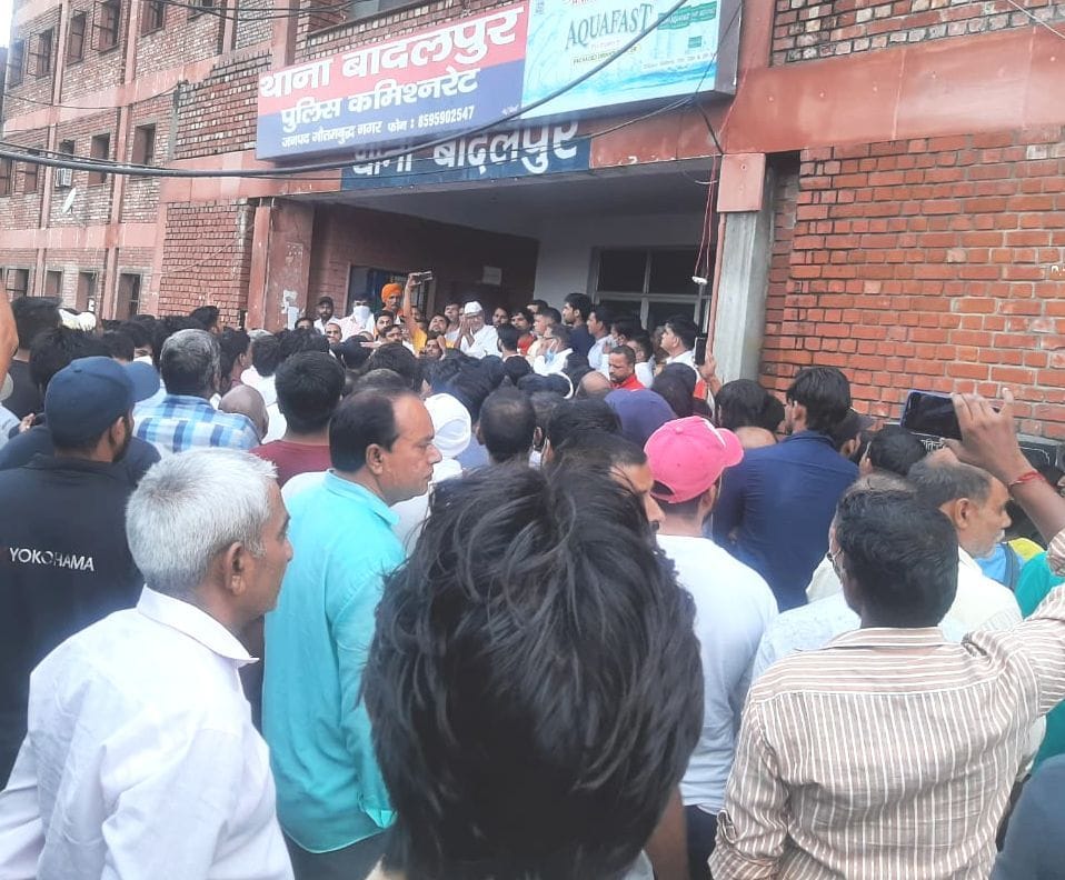 छात्रा के अपहरण मामले में शाम के समय थाना बादलपुर का घेराव करते ग्रामीण। संवाद छात्रा के अपहरण मामले में शाम के समय थाना बादलपुर का घेराव करते ग्रामीण। संवाद