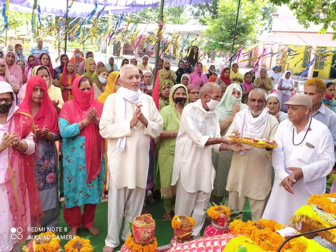 कथा के दौरान आरती में भाग लेते श्रद्धालु, संवाद। कथा के दौरान आरती में भाग लेते श्रद्धालु, संवाद।