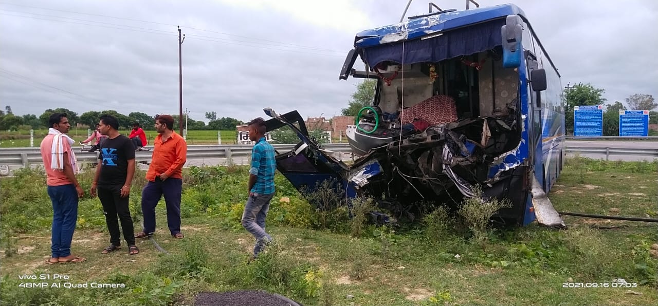 आगरा-लखनऊ एक्सप्रेसवे पर क्षतिग्रस्त बस को देखते लोग आगरा-लखनऊ एक्सप्रेसवे पर क्षतिग्रस्त बस को देखते लोग
