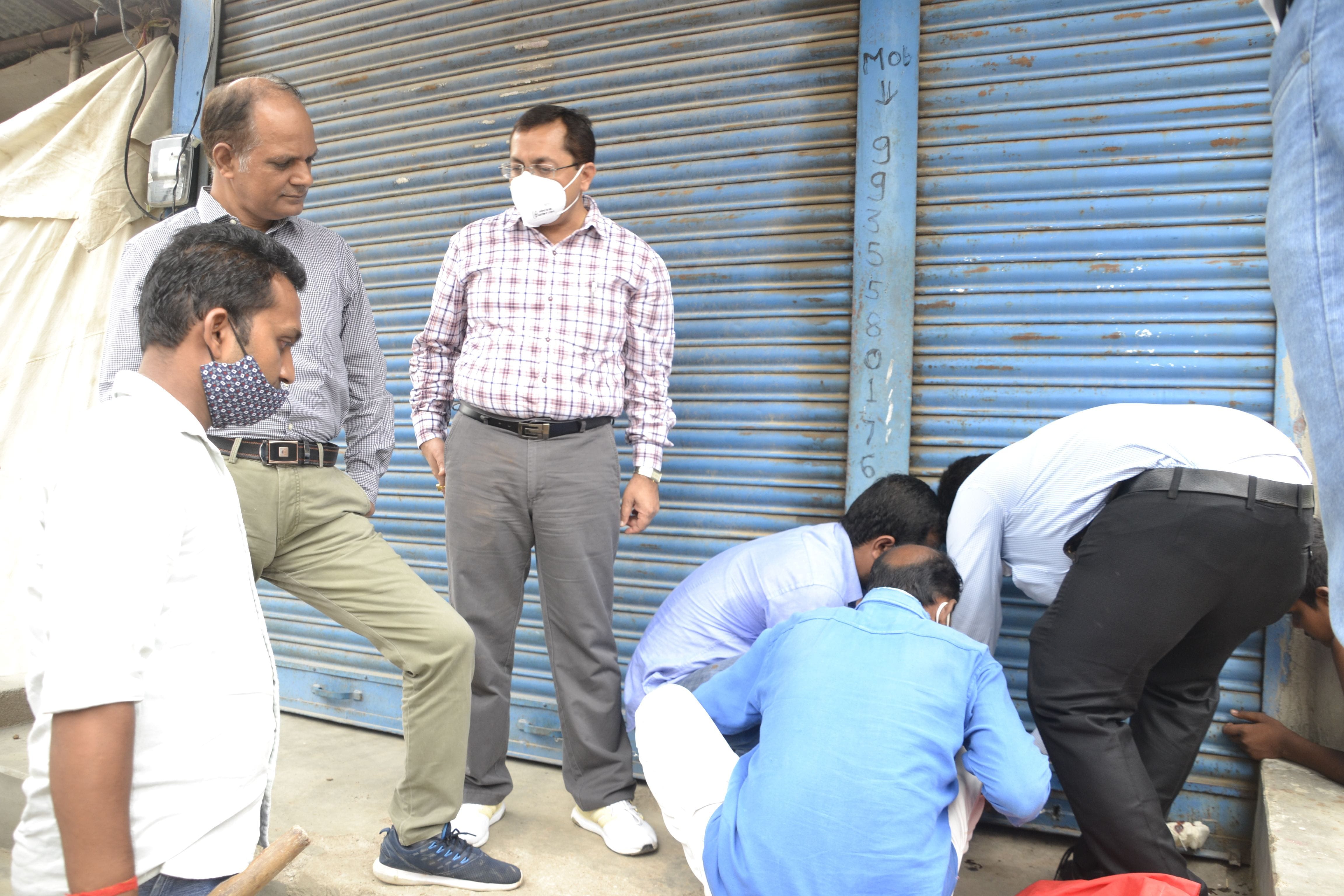 कानपुर देहात के अकबरपुर नयागंज में रामचंद्र गुप्ता की दुकान सील कराते एसडीएम। (संवाद) कानपुर देहात के अकबरपुर नयागंज में रामचंद्र गुप्ता की दुकान सील कराते एसडीएम। (संवाद)