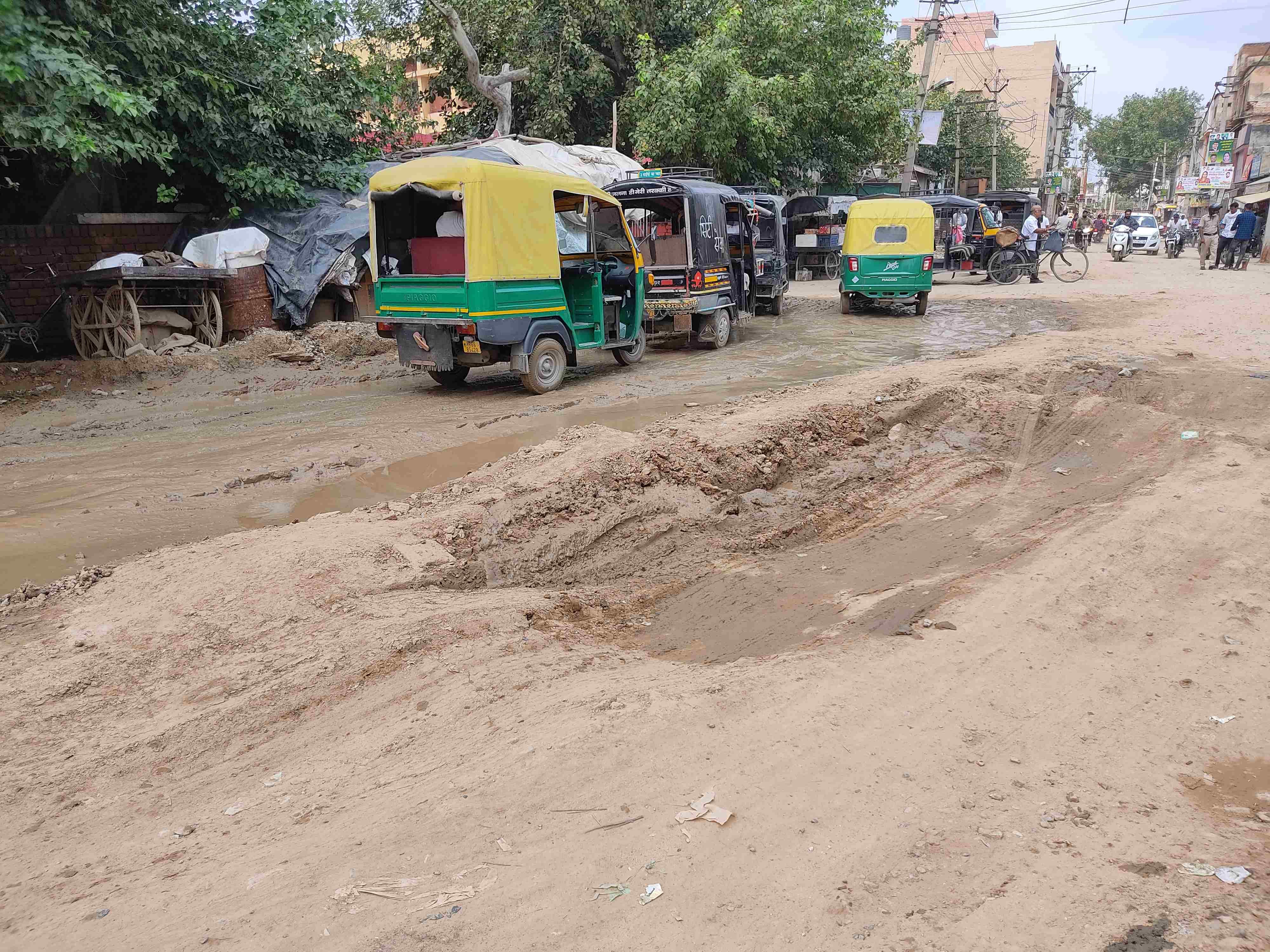 नागरिक अस्पताल के पास टूटी सड़क  में बने गड्डे। 