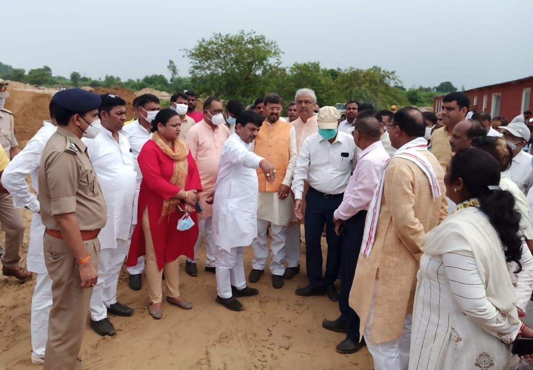 बिजनौर के गांव स्वाहेड़ी में मुख्यमंत्री के संभावित दौरे के तहत मेडिकल कालेज के निर्माण कार्य क?