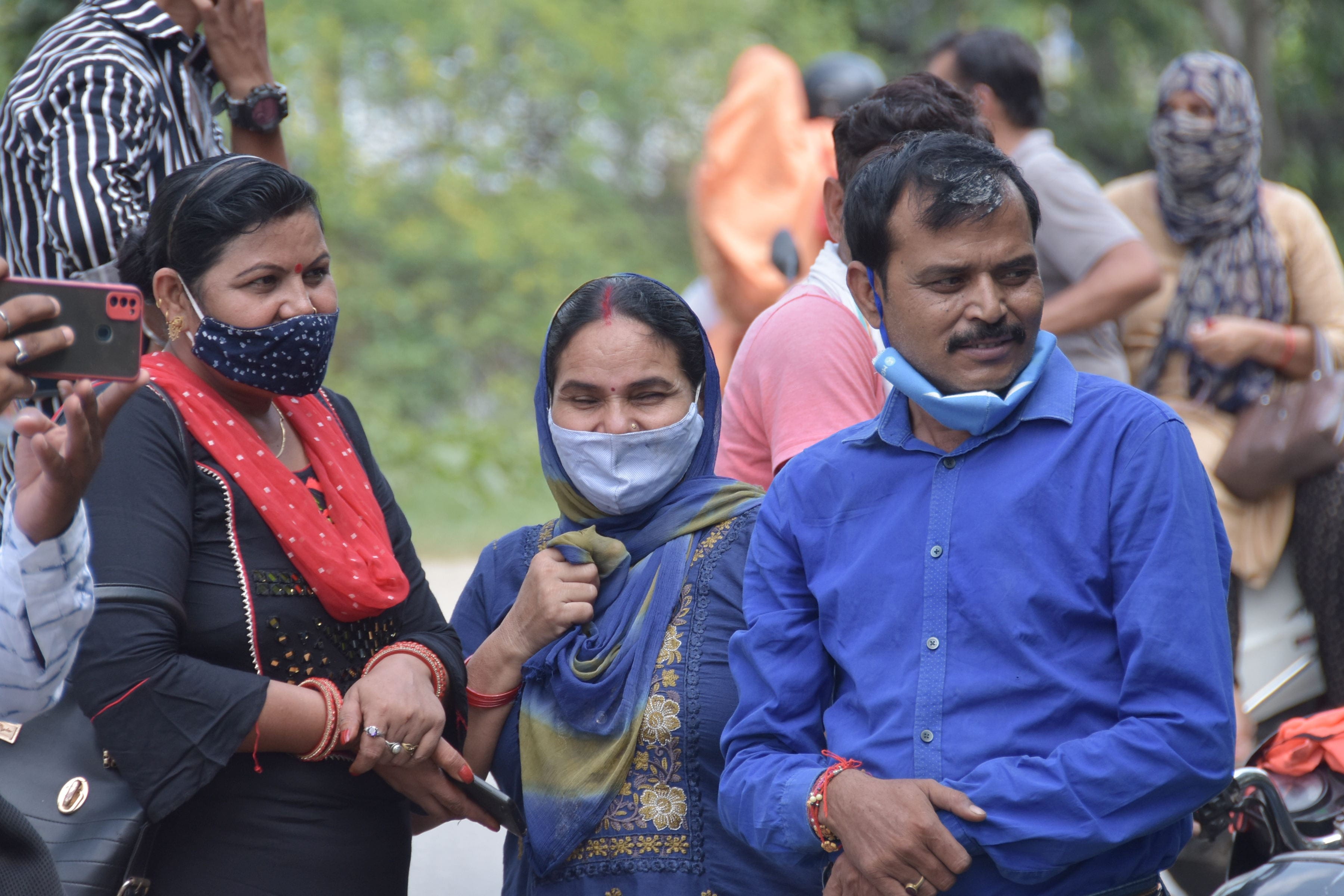 गंगोह रोड़ स्थित गोग्घा म्हाड़ी पर बाहर से दर्शन करते श्रद्घालु गंगोह रोड़ स्थित गोग्घा म्हाड़ी पर बाहर से दर्शन करते श्रद्घालु