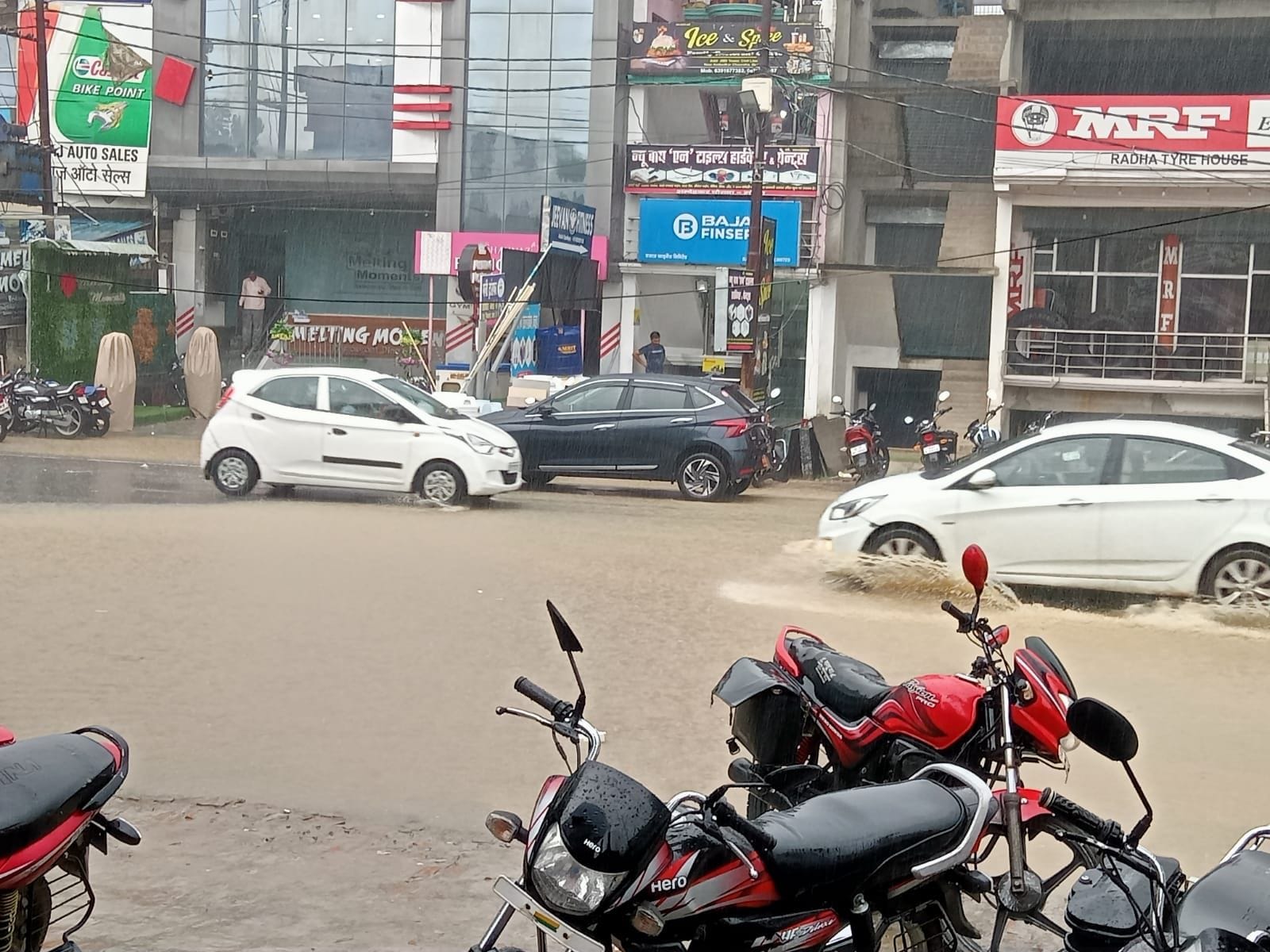 गोंडा में झमाझम बारिश से गोंडा-लखनऊ हाइवे पर भरा पानी। गोंडा में झमाझम बारिश से गोंडा-लखनऊ हाइवे पर भरा पानी।